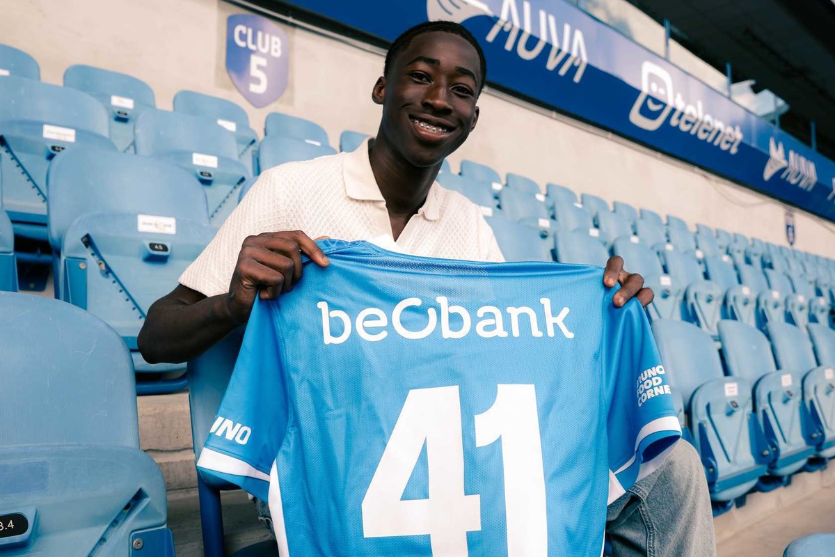 Centrale verdediger Pavio Bafai (15) tekent eerste profcontract bij KRC Genk