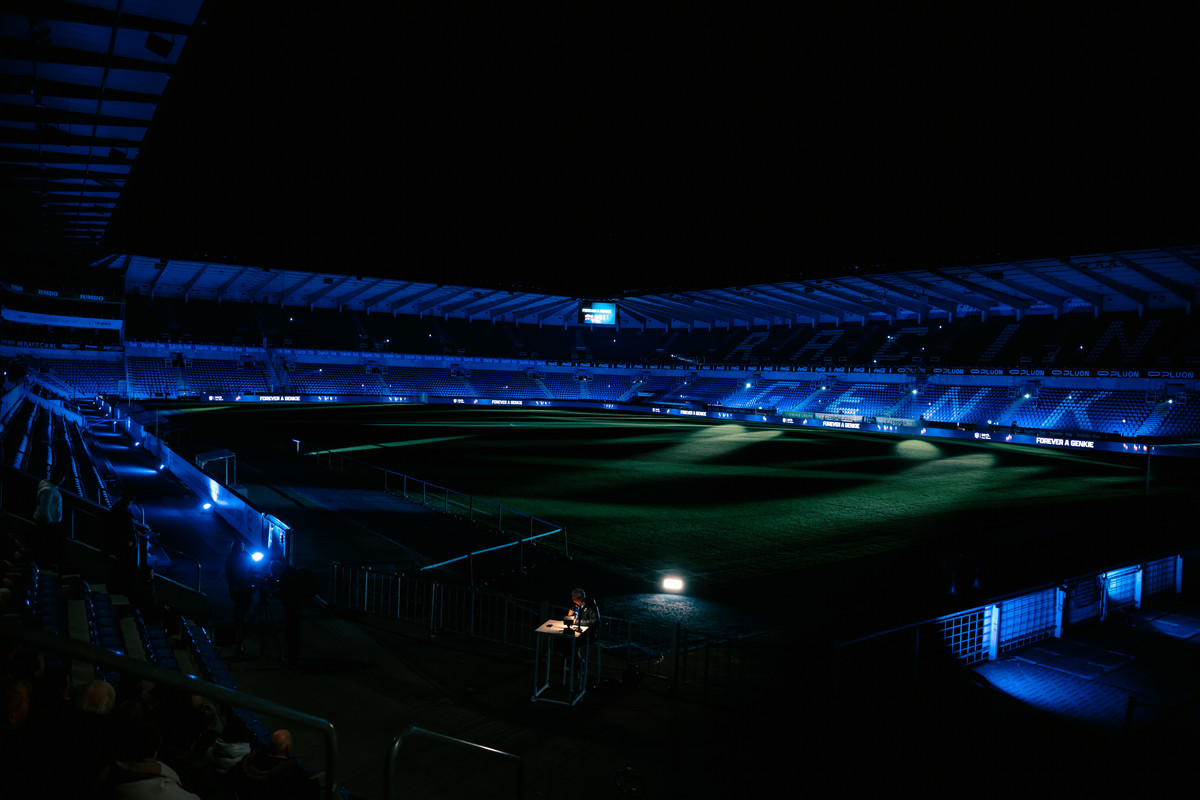 Forever A Genkie: KRC Genk en DELA herdenken supporters in een lege Cegeka Arena