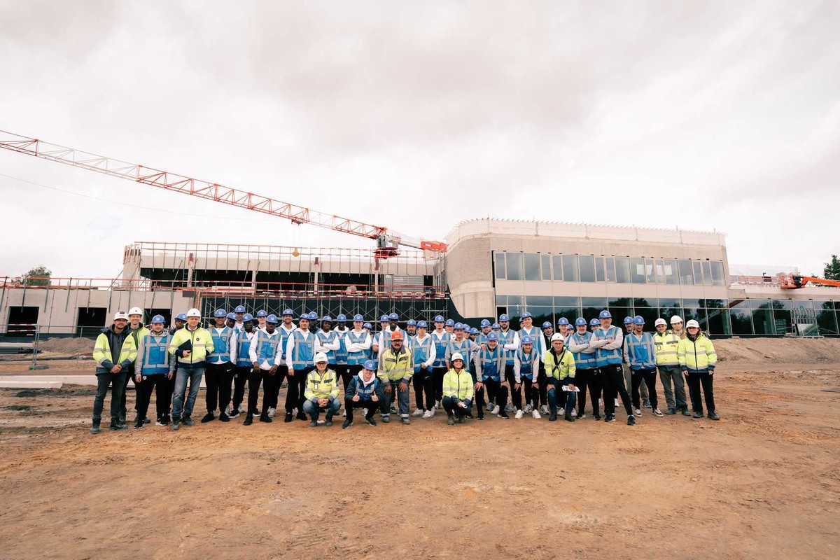 Spelerskern bezoekt werf van H.Essers Training Center