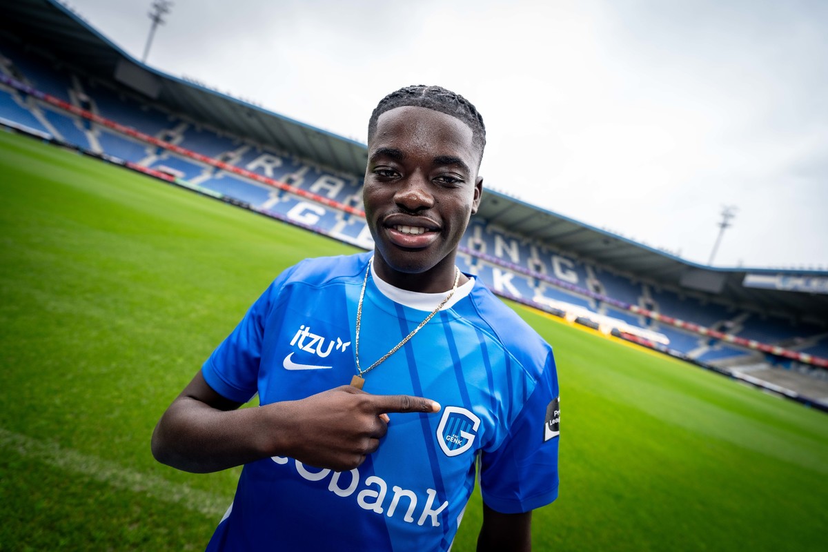 Elie Mbavu (15) tekent eerste profcontract tot 2027 bij KRC Genk