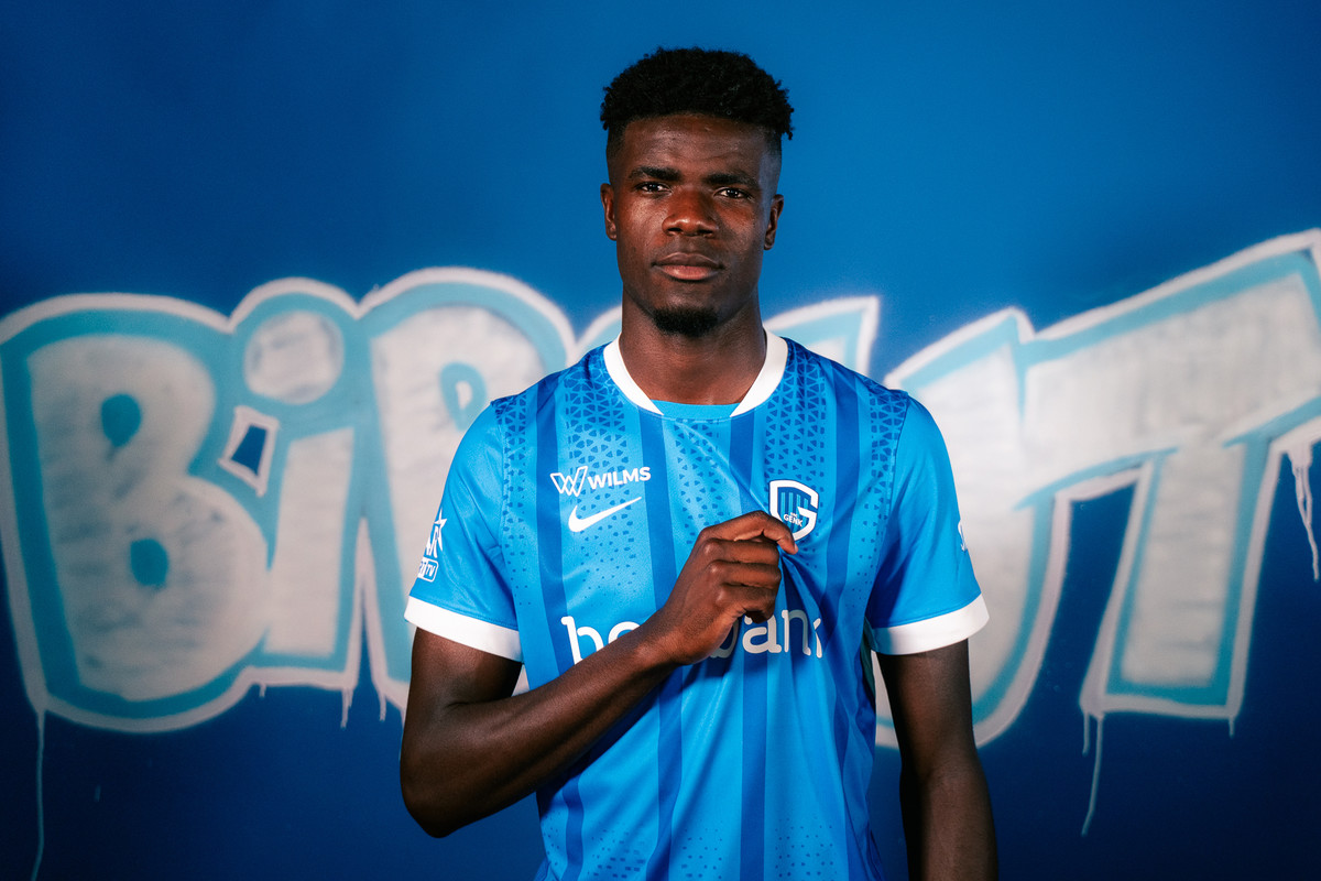 KRC Genk haalt beloftevolle spits Aaron Bibout (20) naar Limburg