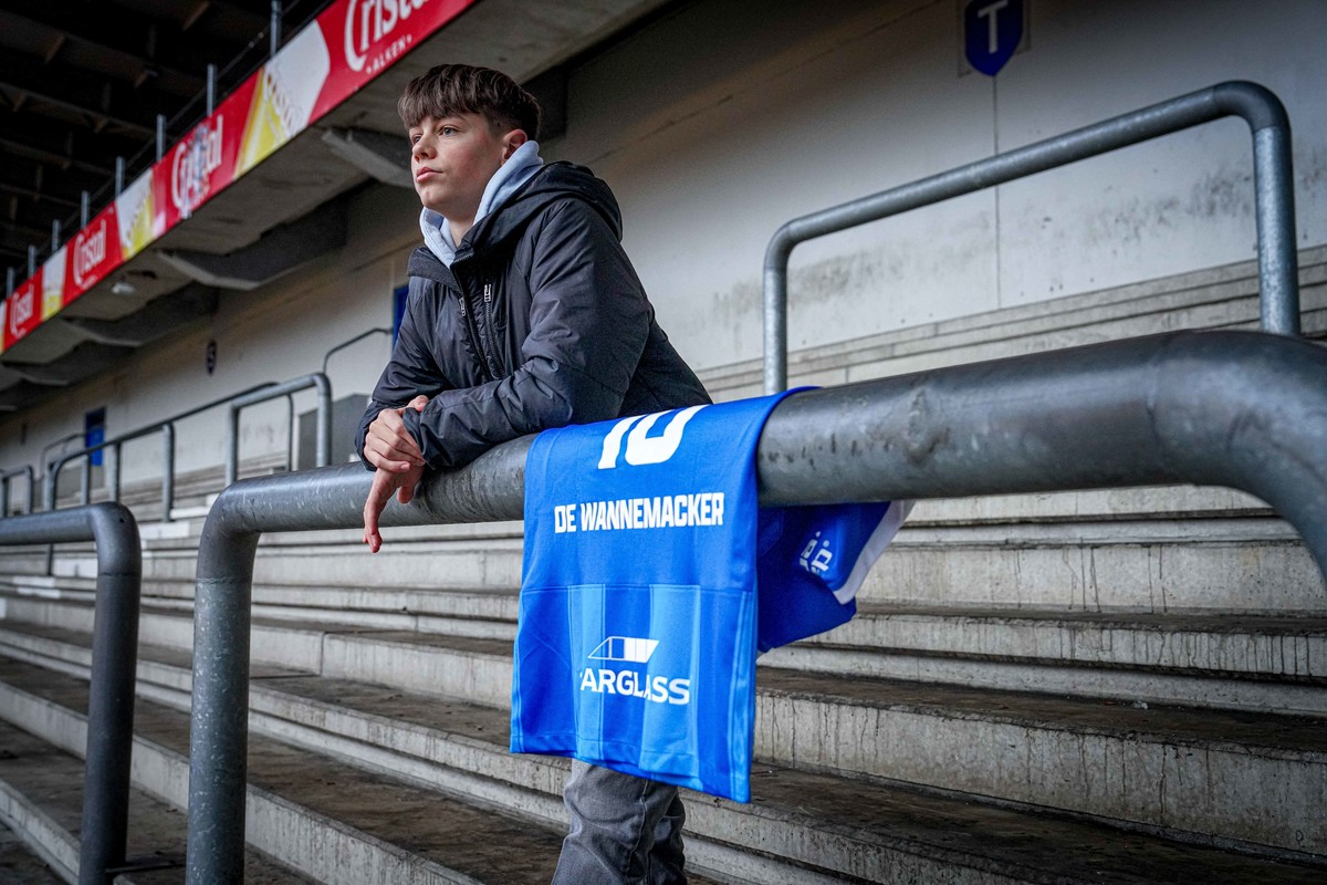 Eerste contract voor August De Wannemacker