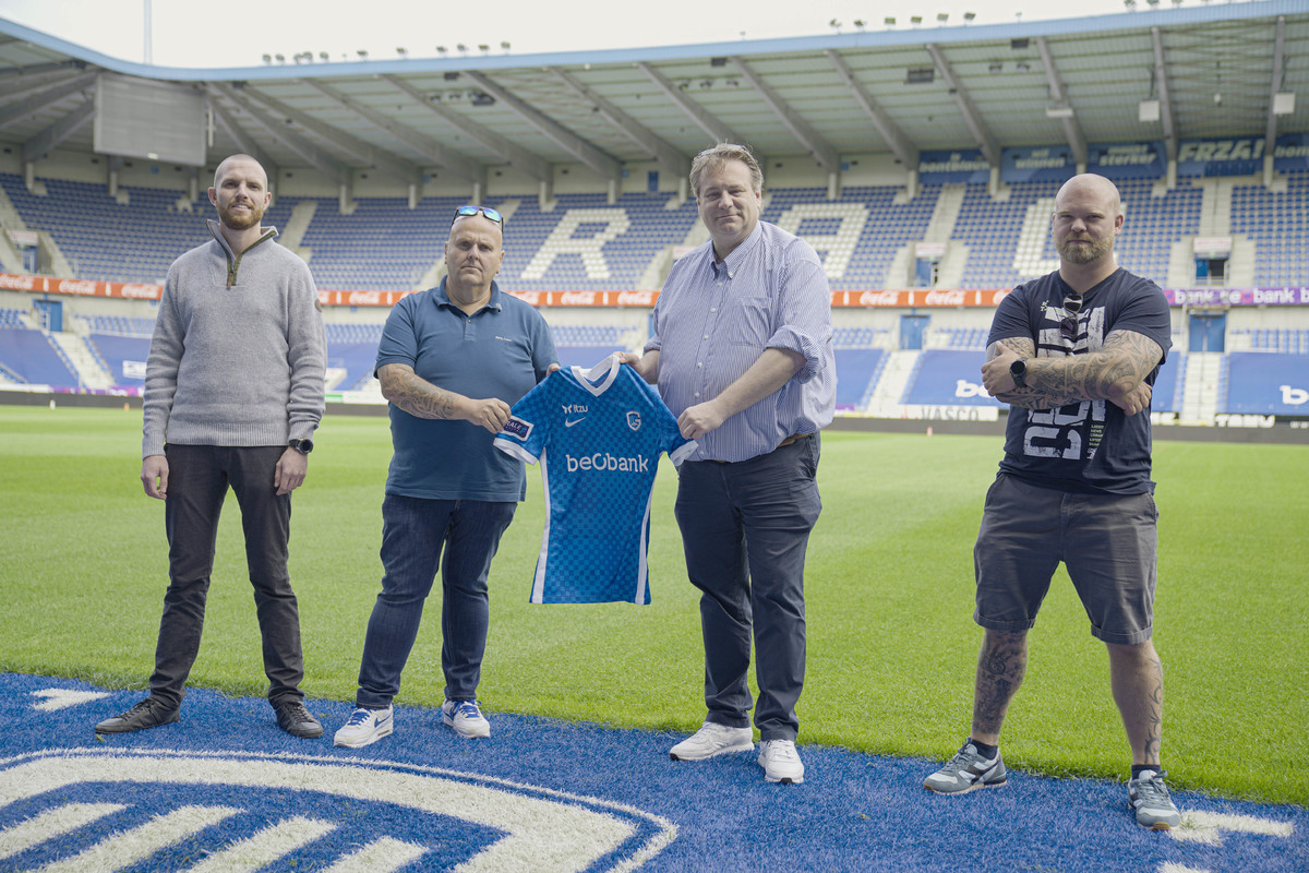 Onze supporters nemen eerste shirt in ontvangst