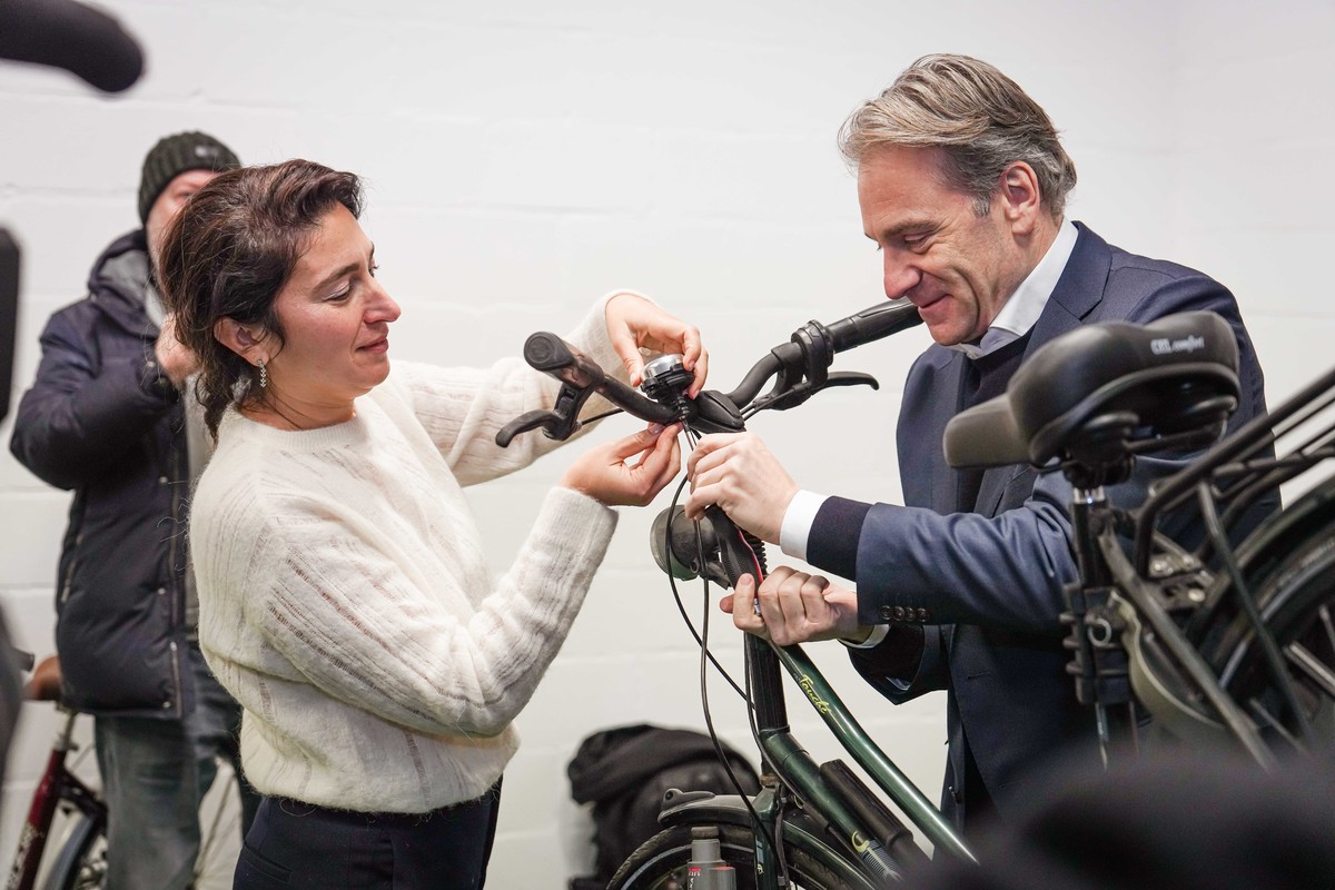 Supporters Tribune Zuid en werkgestraften herstellen fietsen in KRC fietsatelier