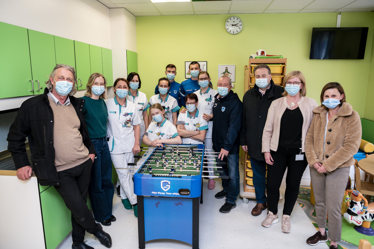 KRC Genk schenkt kickertafels aan ziekenhuizen