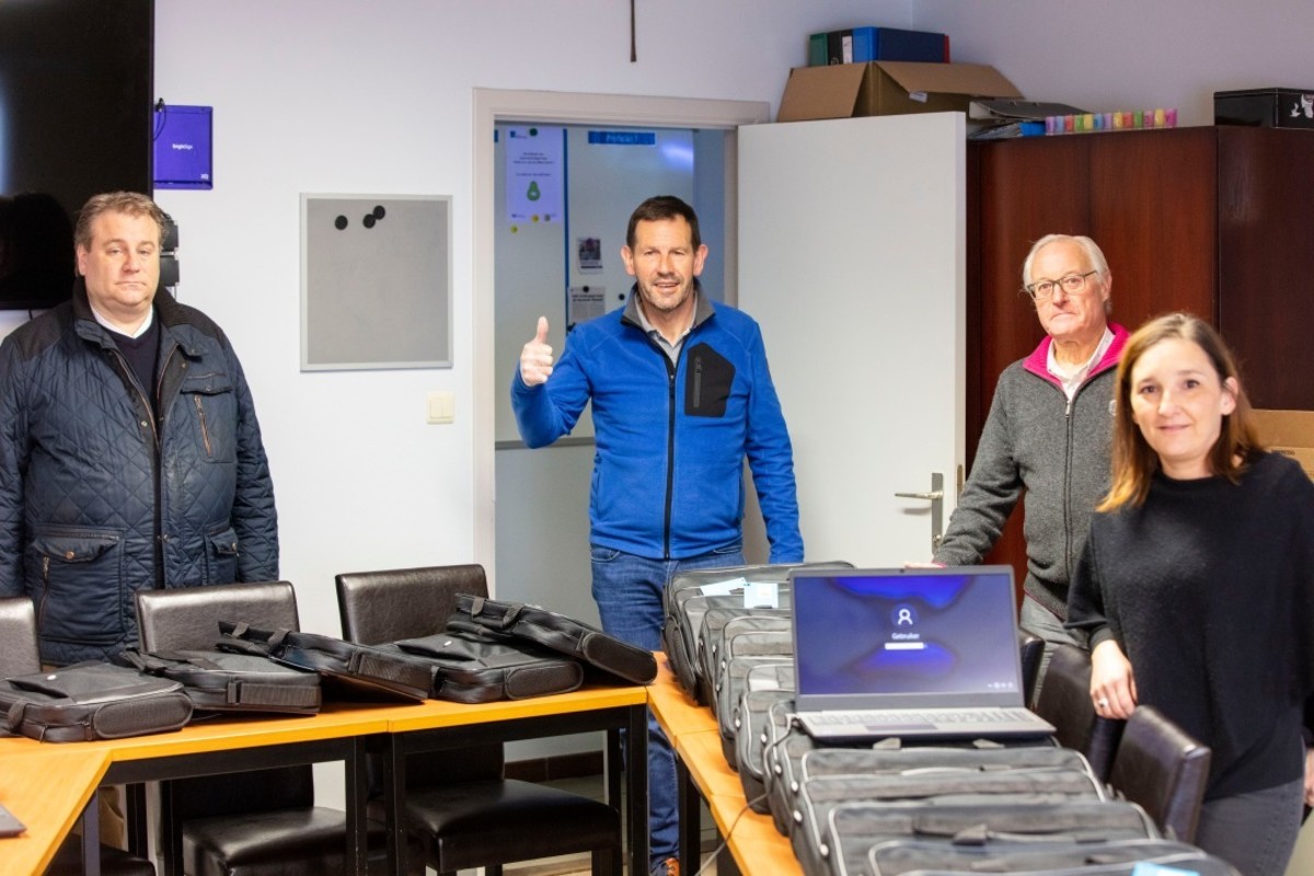 KRC Genk schenkt 40 laptops aan kansarme kinderen en 15 smartphones aan coronapatiënten