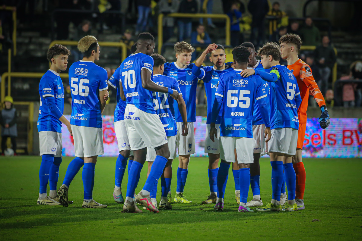 Supporter zondag voor Jong Genk in Limburgse derby tegen Lommel