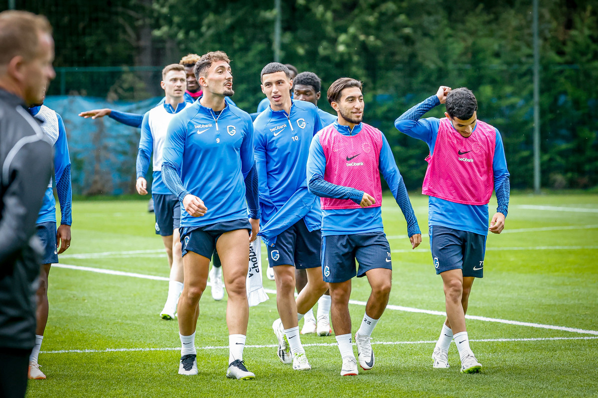 12 internationals zwerven uit
