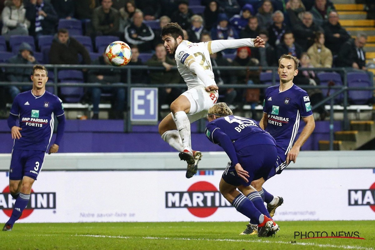 Geniaal doelpunt Pozuelo zorgt voor 0 - 1 winst.