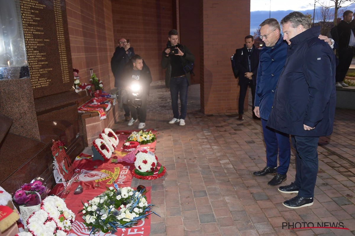 Bestuurstop legt bloemenkrans neer bij herdenkingsmonument op Anfield