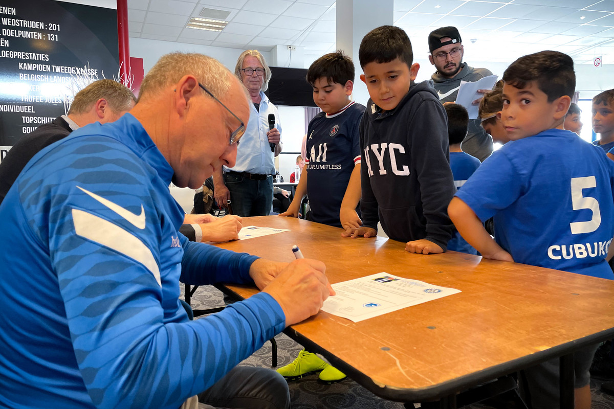 Welzijnscup: 160-tal kinderen tekenen contract met Pierre Denier en Rotary Genk
