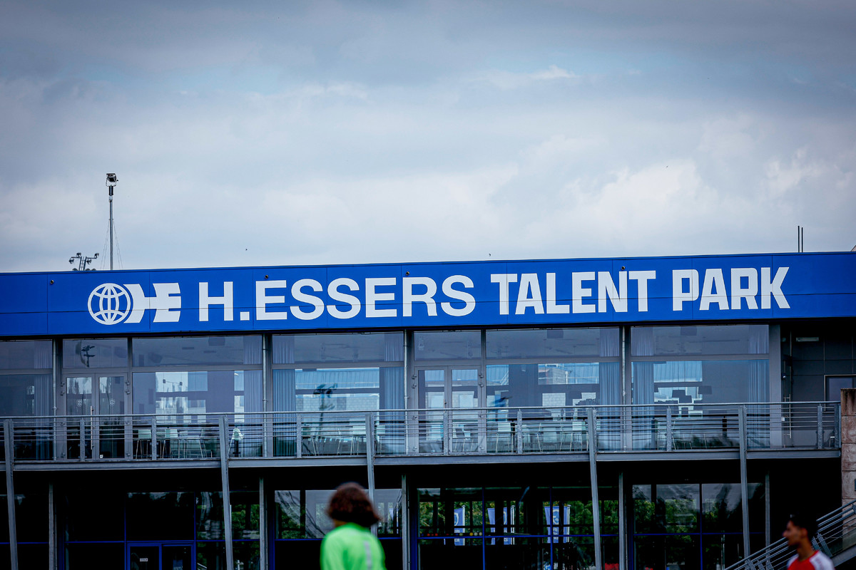Vier talentvolle spelers tekenen eerste contract