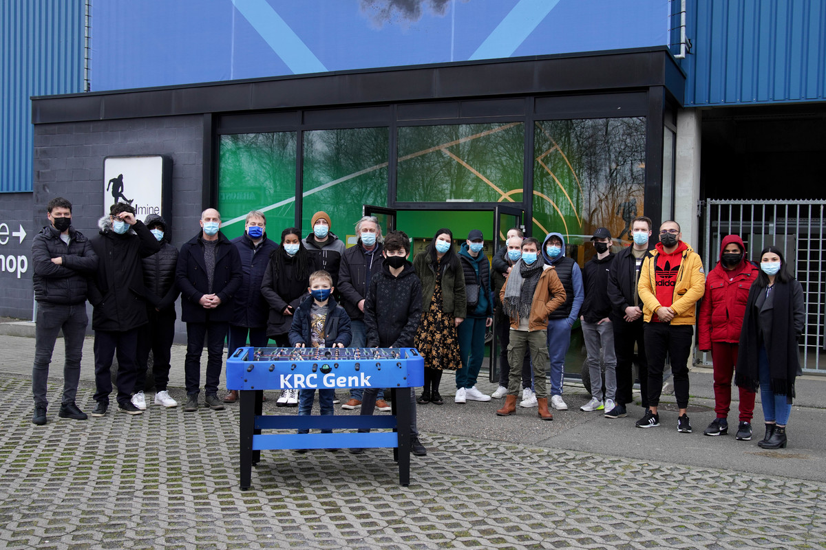 KRC Genk schenkt 14 kickertafels aan instellingen voor kwetsbare jongeren