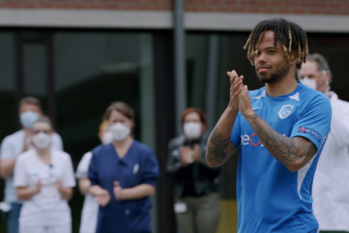 Zorgpersoneel ZOL krijgt bijzonder applaus van spelers KRC Genk