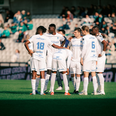 Genk's players pictured ahead of a soccer match between Cercle Brugge and KRC Genk, Sunday 19 October 2025 in Brugge, on day 11 of the 2025-2026 'Jupiler Pro League' first division of the Belgian championship. BELGA PHOTO KURT DESPLENTER