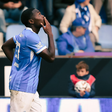 Genk's Ken Nkuba celebrates after scoring during a soccer match between KRC Genk and FCV Dender EH, Sunday 05 October 2025 in Genk, a game of day 10 of the 2025-2026 'Jupiler Pro League' first division of the Belgian championship. BELGA PHOTO JILL DELSAUX