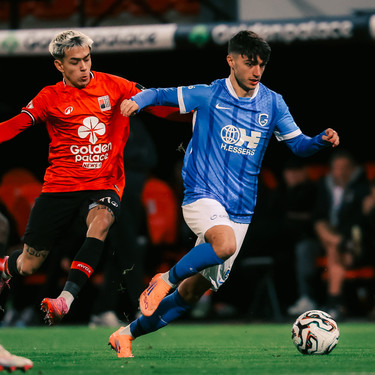 Rwdm's Emmanuel Segovia and Jong Genk's Luca Oyen fight for the ball during a soccer game between RWDM Brussels and Jong Genk, Saturday 01 November 2025 in Brussels, on day 12 of the 2025-2026 'Challenger Pro League' 1B second division of the Belgian championship. BELGA PHOTO VIRGINIE LEFOUR