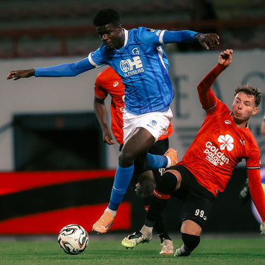 Jong Genk's Aaron Bibout and Rwdm's Mats Lemmens fight for the ball during a soccer game between RWDM Brussels and Jong Genk, Saturday 01 November 2025 in Brussels, on day 12 of the 2025-2026 'Challenger Pro League' 1B second division of the Belgian championship. BELGA PHOTO VIRGINIE LEFOUR