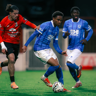 Rwdm's Yacine Chaib and Jong Genk's Kayden Pierre fight for the ball during a soccer game between RWDM Brussels and Jong Genk, Saturday 01 November 2025 in Brussels, on day 12 of the 2025-2026 'Challenger Pro League' 1B second division of the Belgian championship. BELGA PHOTO VIRGINIE LEFOUR