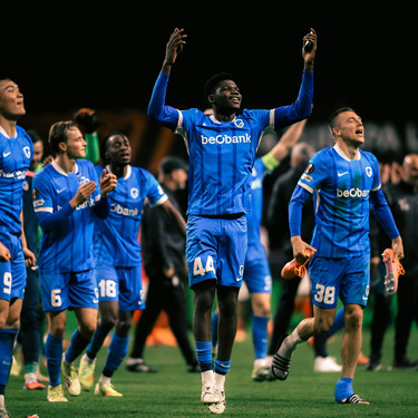RC Genk's Belgian defender #44 Josue Ndenge Kongolo (C) and teammates celebrate after the Europa League 1st round day 4 football match between SC Braga and RC Genk at the Municipal stadium of Braga on November 6, 2025. MIGUEL LEMOS / AFP
