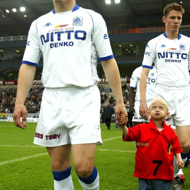 BRU102 - 20030524 - GENK, BELGIUM: Genk's Wesley Sonck arrives on the field with Michiel Vandeweert, a 5-year-old boy who suffers from ageing disease progeria, prior to the Belgian first division league soccer match Genk vs AA Gent, Saturday 24 May 2003. Michiel Vandeweert is the only one in Belgium who suffers from this disease.BELGA PHOTO YVES BOUCAU