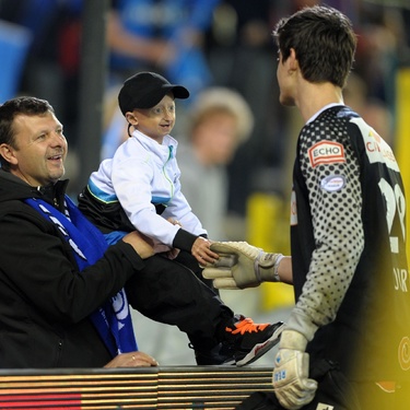 20110510 - BRUGGE, BELGIUM: Michiel Vandeweert, a boy who suffers from aging disease progeria (C) and Genk's goalkeeper Thibaut Courtois (R) pictured after the Jupiler Pro League match between Club Brugge and KRC Genk, in Brugge, on the 8th day of the Play-off 1 of the Belgian soccer championship.
BELGA PHOTO YORICK JANSENS
