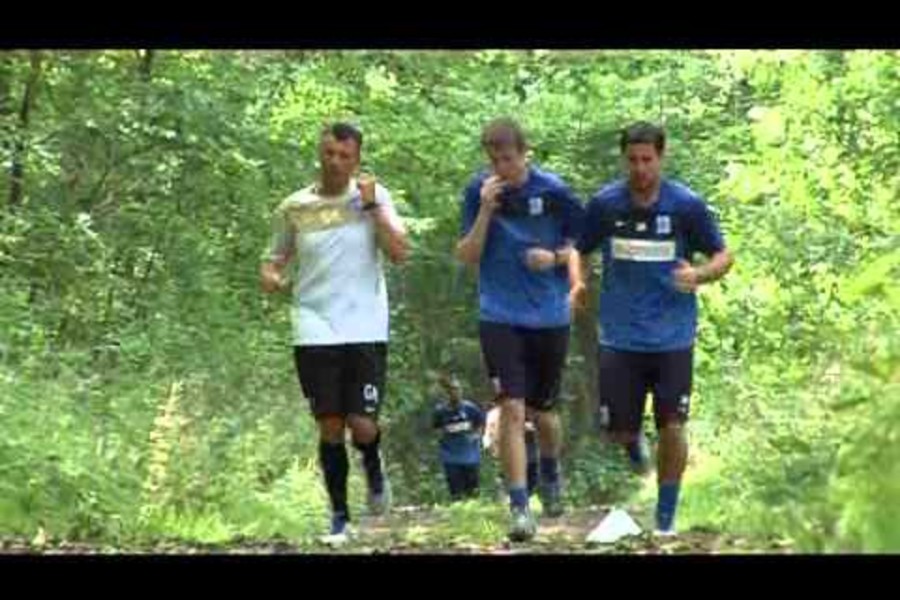 KRC Genk traint in het bos